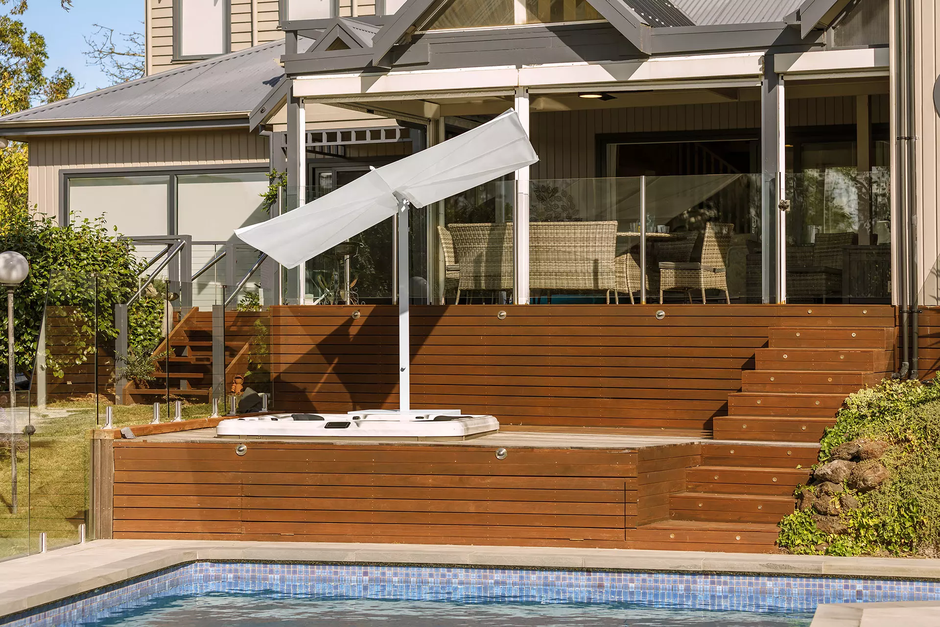 Parasol déporté sur pied avec châssis (2.5x2.5m)(NANO UX)